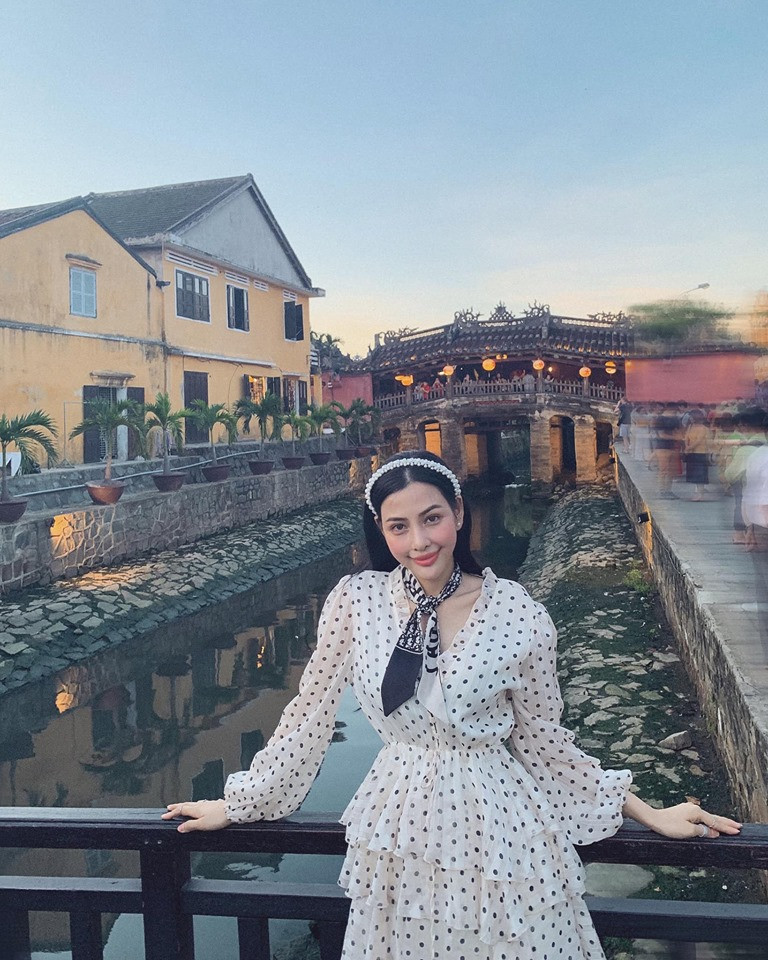 Sau khi bức ảnh chụp phản cảm ở Hội An của Mai Hương được đăng tải đã khiến CĐM không giữ nổi bình tĩnh, hàng loạt những bình luận đả kích được dân mạng "ném" về phía cô nàng.