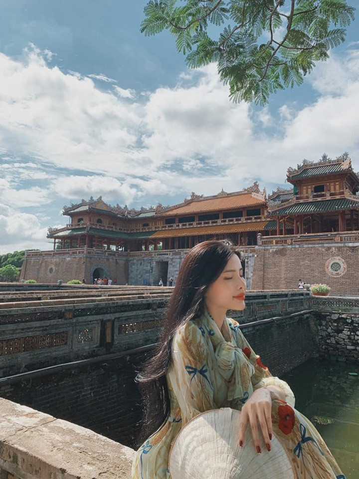 Truy tìm danh tính của cô gái chụp ảnh phản cảm ở Hội An, dân mạng tìm ra đó là Trần Mai Hương, hiện sinh sống và làm việc tại TP Hồ Chí Minh.