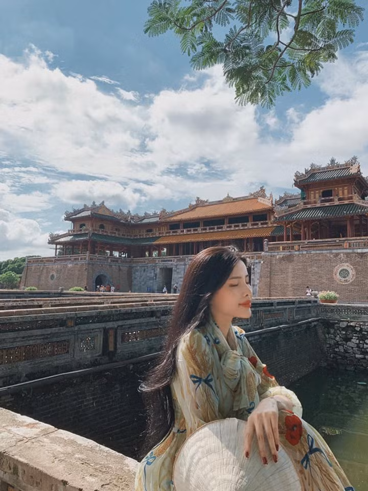 Truy tìm danh tính của cô gái chụp ảnh phản cảm ở Hội An, dân mạng tìm ra đó là Trần Mai Hương, hiện sinh sống và làm việc tại TP Hồ Chí Minh.