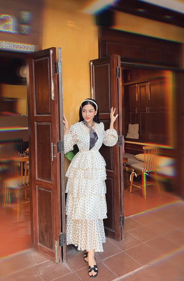 Trang cá nhân của Mai Hương nhanh chóng được tìm ra. Bên cạnh việc "ném đá" nhiều dân mạng cũng đưa ra bình luận về nhan sắc của cô gái chụp ảnh phản cảm ở Hội An.