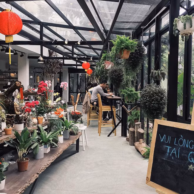 The YLang có 3 tầng với tông màu chủ đạo là màu trắng và được trang trí với rất nhiều cây cối. Bước chân vào quán, người ta dễ có cảm giác thư thái ngay lập tức bởi hiệu ứng dễ chịu đến từ tone màu trắng - xi măng và xanh.