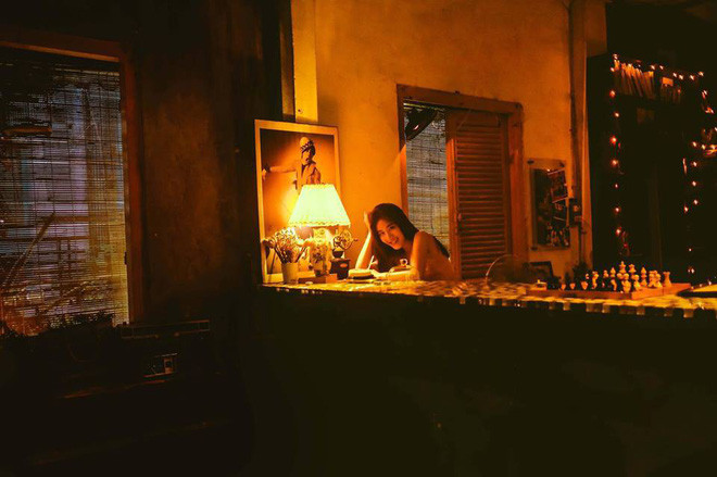 Ở tuổi 19, nhan sắc và thần thái của Thùy Linh ều đã mặn mà và lên hương. Với bộ ảnh mừng sinh nhật này, hot girl 9X Sài thành đã trút bỏ đi hình ảnh kẹo ngọt thường lệ và thay vào đó là sự trưởng thành và quyến rũ hơn rất nhiều.