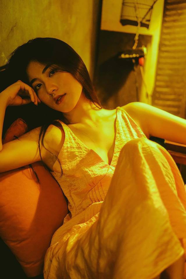 Trong dòng trạng thái, Thùy Linh chia sẻ rằng khi chụp bộ ảnh này, người bạn thân đã nhận xét rằng trông cô rất giống với Dao Ánh - bóng hồng từng một thời khiến cố nhạc sĩ Trịnh Công Sơn phải viết bao lá thư tình.