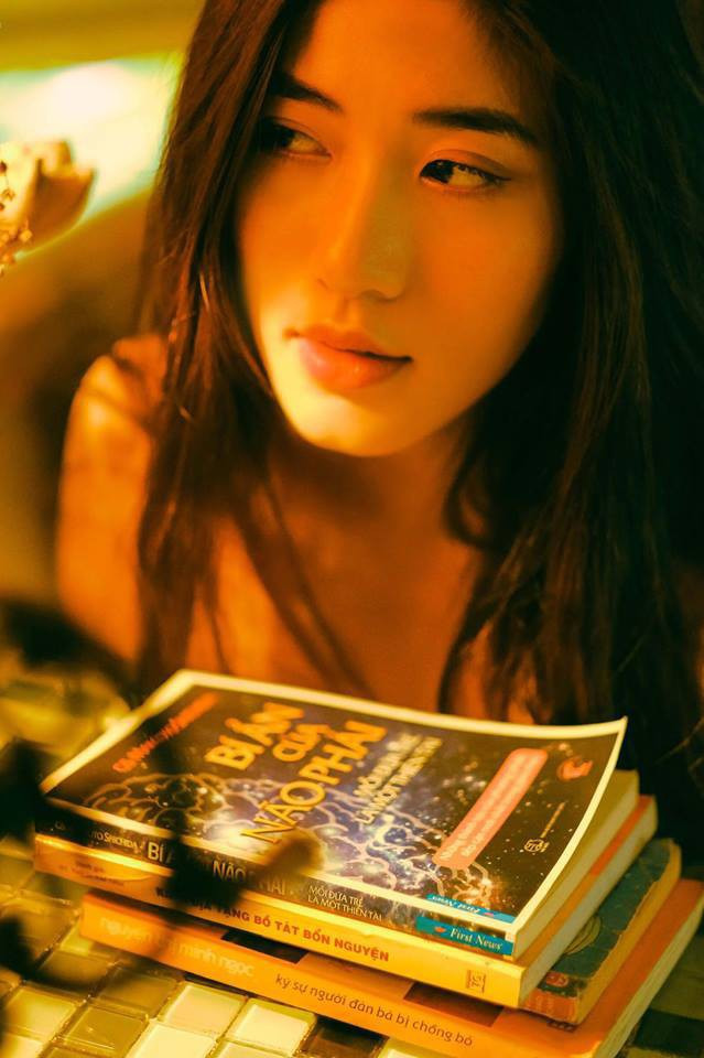 Chẳng cần phải diễn nhiều hay vất vả tạo dáng, chỉ cái liếc mắt nhẹ hay những cái khẽ nhếch môi thôi Thùy Linh đã khiến người khác phải ngắm hoài ngắm mãi vì quá cuốn hút.