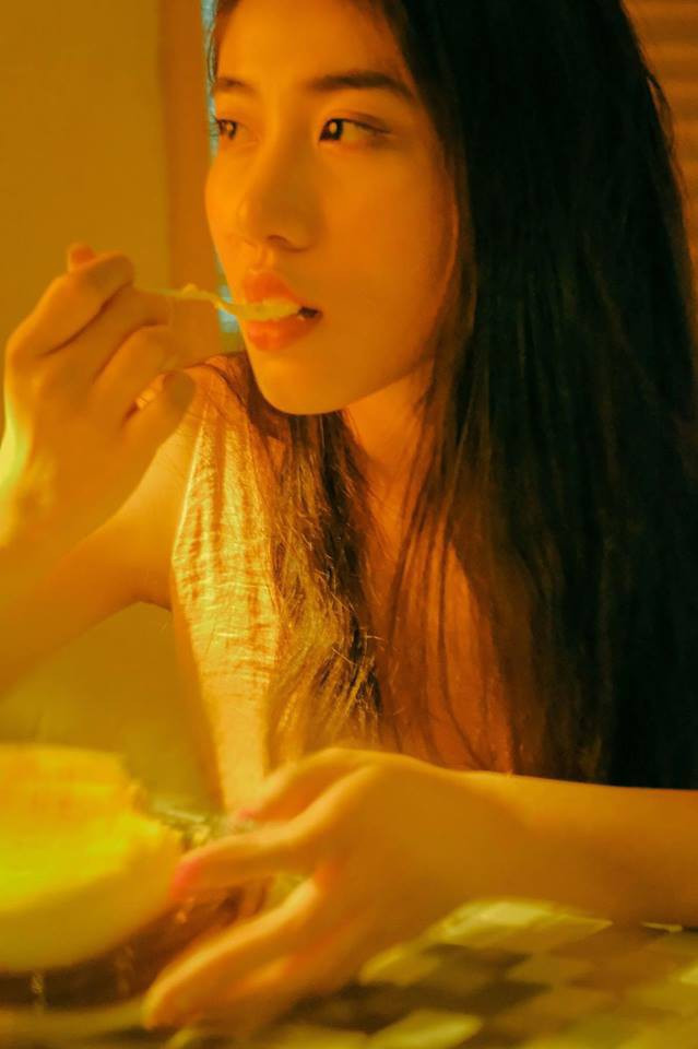 Sau khi được đăng tải, album của Thùy Linh đã thu hút 1500 lượt like cùng hàng trăm bình luận tấm tắc từ mọi người. Cứ với cái đà này thì chẳng mấy chốc nữa thôi, cô bạn này sẽ trở thành đại diện mới cho nhan sắc tường thành của con gái Việt.