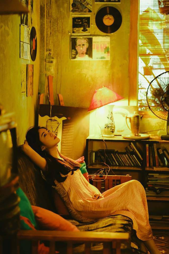 Góc mặt đẹp và thân hình cân đối khiến mọi biểu cảm của hot girl 9X Sài thành tên Thùy Linh đều mang đến cảm hứng sáng tác cho các nhiếp ảnh gia.