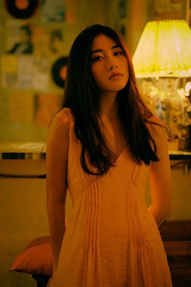 Cô nàng sinh năm 1999 này sở hữu khuôn mặt vô cùng khả ái, ăn ảnh cùng thần thái khác biệt hẳn so với bạn bè đồng trang lứa. Bên cạnh đó, Thùy Linh còn có vóc dáng cân đối cùng chiều cao 1m69 không thua gì những người mẫu chuyên nghiệp.