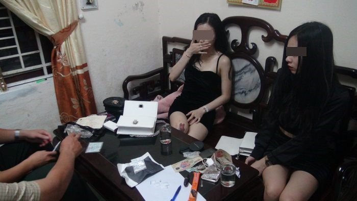 Chiều ngày 5/11 Phòng Cảnh sát cơ động Công an tỉnh cho biết, đã bắt giữ 2 hot girl Huế có tiếng là Võ Thị Trang (19 tuổi), trú tại phường Tứ Hạ (Hương Trà) và Nguyễn Thị Diệu Hiền (20 tuổi), trú tại phường Vỹ Dạ (TP. Huế) vì tội tàng trữ ma túy trái phép.