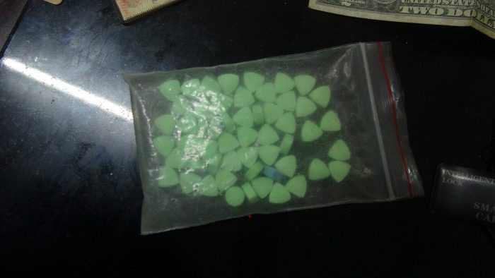 Tang chứng vụ án thu được là gói ma túy đá và khiên xanh trong xe của 2 hot girl có tiếng tại Huế.