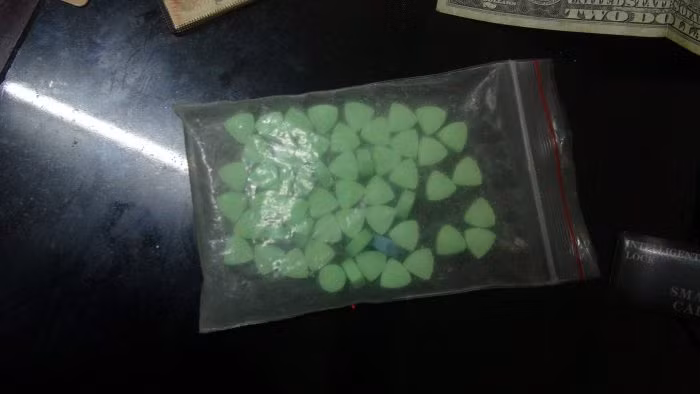 Tang chứng vụ án thu được là gói ma túy đá và khiên xanh trong xe của 2 hot girl có tiếng tại Huế.