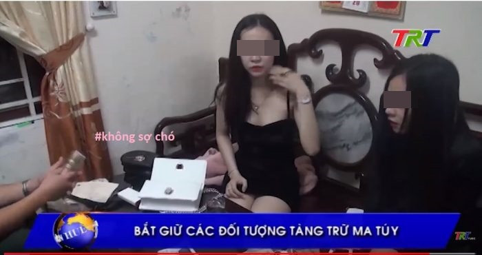 Trước đó, khuya 4/11, trong lúc đang làm nhiệm vụ tại đường Hùng Vương (TP Huế), tổ tuần tra thuộc Phòng Cảnh sát cơ động Công an tỉnh phát hiện 2 cô nàng hot girl này điều khiển xe mô tô không đội mũ bảo hiểm và qua kiểm tra Trang và Hiền tàng trữ trái phép 4 gói ma túy đá và thuốc lắc khiên xanh.