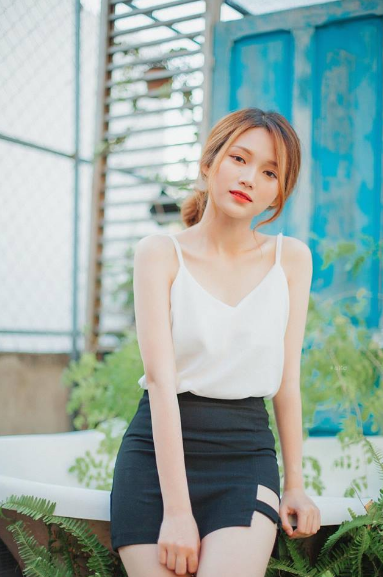 Ngoài việc học, Trâm Anh còn nhận chụp mẫu cho các shop thời trang và thỉnh thoảng tham dự casting quay TVC cho các nhãn hàng. Nhưng phải đến clip livestream trên tên tuổi của nữ sinh này mới được nhiều người chú ý tới.