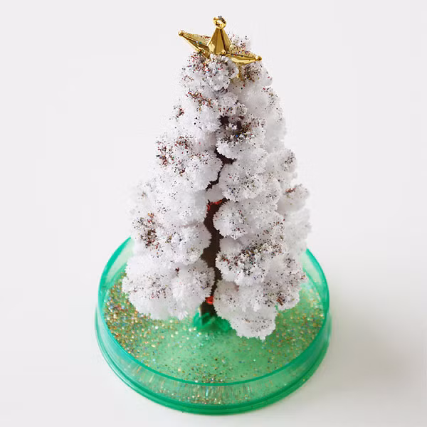 Không chỉ đơn thuần là mọc ra những chùm lá thông hay tuyết, cây thông mọc lên từ nước được nhà cung cấp "độ" thêm những vật phẩm trang trí hết sức đẹp như ngôi sao, duy băng hay những gói hạt nhũ để các bạn trẻ thả sức sáng tạo.