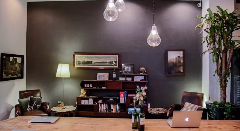 Những góc làm việc, kệ sách hay phòng ngủ của The Common đều ưu tiên sự đơn giản nhưng vẫn hài hòa và đầy đủ tiện ích khiến bất cứ bạn trẻ nào đều phải thích thú. Ảnh sử dụng trong bài: The Common Room Project.