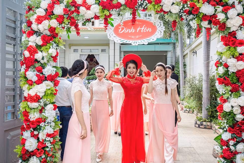 Nhiều người cũng bình luận, đám cưới của Diệu Linh quả thực là quá "lầy" và thực sự bá đạo. Tuy nhiên, ai cũng thích thú và ấn nút xem lại nhiều lần clip của cô dâu xinh đẹp và nhóm bạn đỡ tráp của mình.