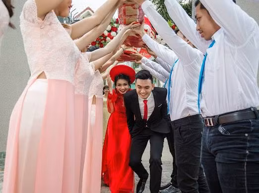 Cùng ngắm nhìn những hình ảnh vui nhộn trong đám hỏi của cô dâu Vũng Tàu - Diệu Linh và người chồng siêu đẹp trai của mình. Ảnh sử dụng trong bài: FBNV.