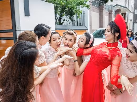 Sở dĩ Linh chọn ca khúc "Cô Ba Sài Gòn" để làm clip cover dance vì bản thân Linh rất thích ca khúc này, đồng thời đây đang là hot trend trên mạng xã hội được rất nhiều bạn trẻ yêu thích và rất phù hợp với chiếc áo dài nhẹ nhàng, thướt tha trong lễ ăn hỏi.