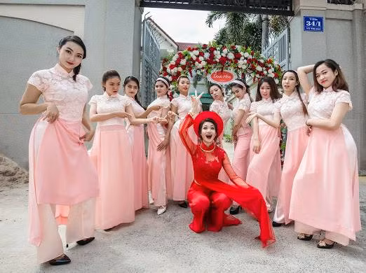 Sau khi xuất hiện trên mạng, đoạn clip cover dance của cô dâu Vũng Tàu trên đã nhận được sự chú ý lớn từ cư dân mạng và thu về gần cả trăm ngàn lượt xem chỉ trong một thời gian ngắn.