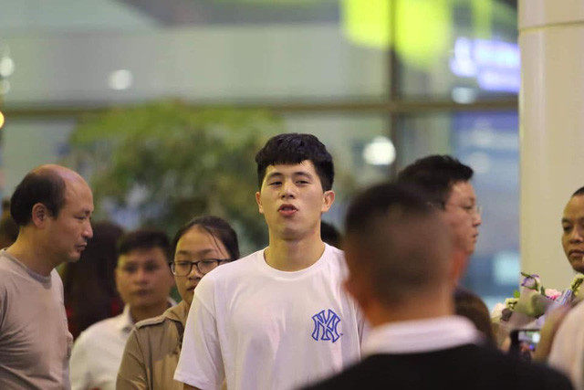 Suốt 3 tháng qua, trung vệ Đình Trọng đã phải chữa trị chấn thương tại Hàn Quốc. Cả gia đình của anh cũng có mặt tại sân bay từ sớm để chào đón đứa con trở về.