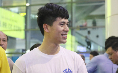 Mặc dù vừa trải qua một chuyến bay dài thế nhưng Đình Trọng vẫn tỏ ra vô cùng vui vẻ. Anh chàng nhiệt tình chụp hình và trò chuyện với người hâm mộ.