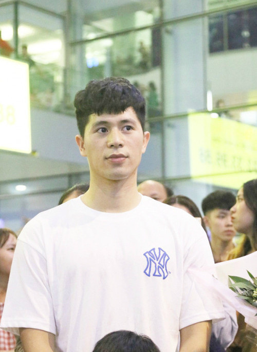 Đầu tháng 1-2019, Đình Trọng được VFF đưa sang Hàn Quốc phẫu thuật chấn thương. Theo dự kiến ban đầu, anh sẽ có mặt tại Hà Nội vào cuối tháng 2 để tập luyện cùng CLB Hà Nội thi đấu tại V-League 2019. Nhưng vết mổ phát sinh vấn đề nên trung vệ này phải ở lại để bác sĩ thăm khám và theo dõi.