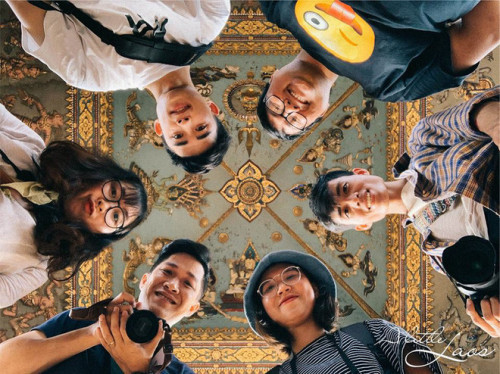 Sau khi chia sẻ những bức ảnh du lịch Lào trên trang Facebook cá nhân của mình, Cẩm Nhung đã đăng kèm dòng trạng thái với lời cảm thán rằng: "du lịch đổi gió sang Lào cùng hội bạn thân đúng là ý tưởng đáng để thử!