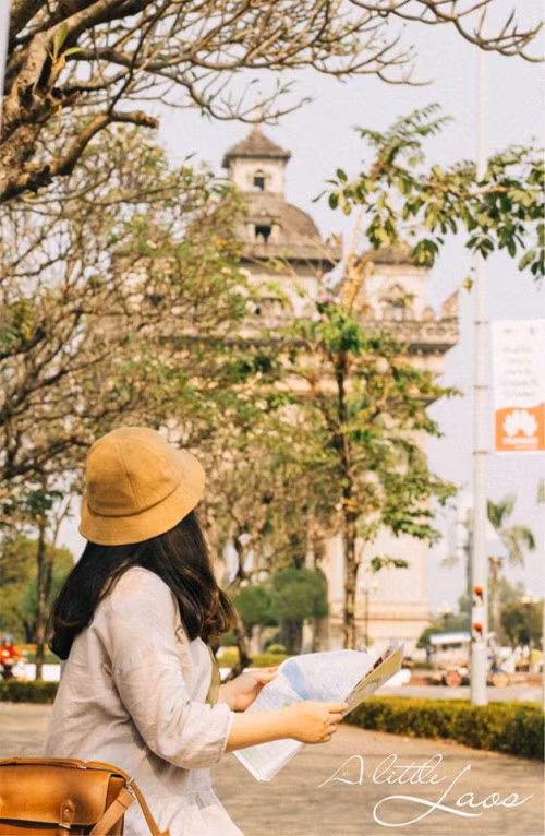 Trong đó, Luang Prabang là nơi mà mọi thành viên trong team đều thích. Bởi vì mọi ngóc ngách ở đây đều tràn ngập sự bình yên và dễ thương đến lạ. Cả nhóm di chuyển giữa các địa điểm khá dễ dàng bằng phương tiện chính là xe buýt.