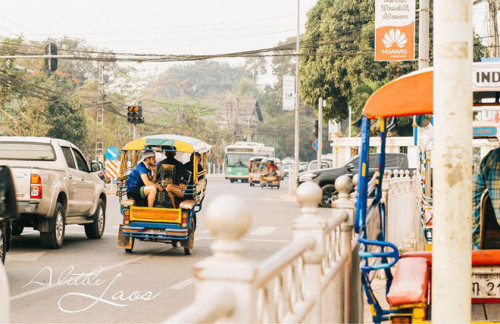 Cẩm Nhung chia sẻ: "Cứ hoàng hôn xuống là chúng mình rủ nhau ra dọc bở sông, chụp choẹt chán rồi lại ghé quán xá ngồi lêu hêu tới đêm. Ở Luang Prabang sống chậm một chút, lười biếng một xíu cũng không sao hết. Lang thang ở đây có cảm giác như đang ở Hội An của Việt Nam vậy đó".
