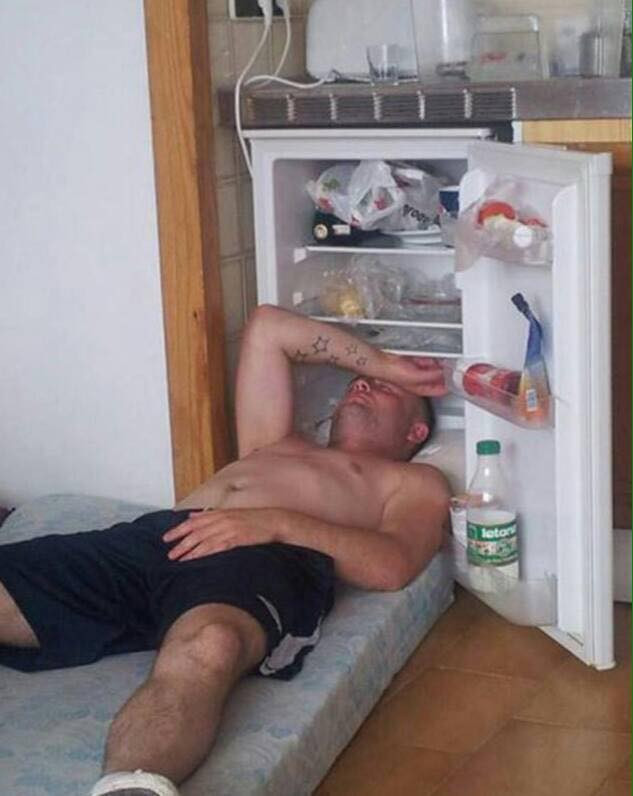 Trong những bức ảnh chống nóng báo đạo mình sưu tầm được, các dân mạng đều cho thấy những hành động như chui đầu vào tủ lạnh hay đắm mình trong tủ đá.