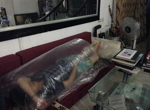 Chui vào túi ni-lông, bật quạt là điều vô cùng đặc biệt.