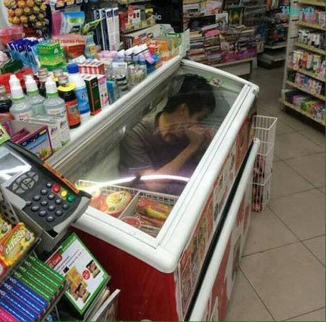Tranh thủ giải nhiệt cơ thể bằng cách chui vào tủ kem của siêu thị.