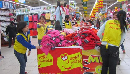 Ưu điểm của công việc này là làm theo ca nên các bạn trẻ có thể dễ dàng sắp xếp để không ảnh hưởng việc học, hơn nữa, công việc khá đơn giản lại không quá vất vả, chỉ cần chăm chỉ trong 1 - 2 tháng là đã có một khoản tiền kha khá để tiêu Tết.