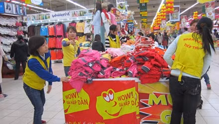 Ưu điểm của công việc này là làm theo ca nên các bạn trẻ có thể dễ dàng sắp xếp để không ảnh hưởng việc học, hơn nữa, công việc khá đơn giản lại không quá vất vả, chỉ cần chăm chỉ trong 1 - 2 tháng là đã có một khoản tiền kha khá để tiêu Tết.