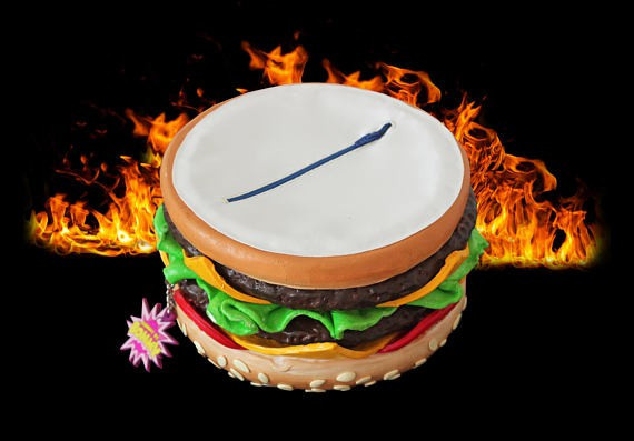 Rất hay ho và đẹp mắt, chỉ tiếc là lúc đói không thể chế nước sôi vào rồi ăn. Ngoài ví mì ăn liền, rommydebommy còn rất nhiều sản phẩm lấy cảm hứng và tạo hình từ đồ ăn.