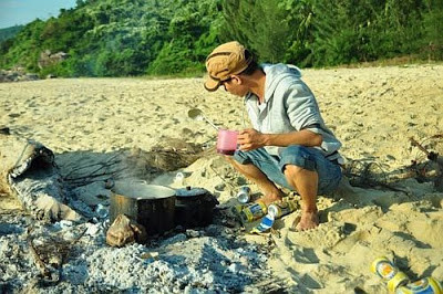 Các bạn có thể cắm trại, tự nấu ăn với nhau ngay trên bãi biển khi đến với làng Vân.