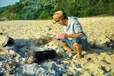 Các bạn có thể cắm trại, tự nấu ăn với nhau ngay trên bãi biển khi đến với làng Vân.