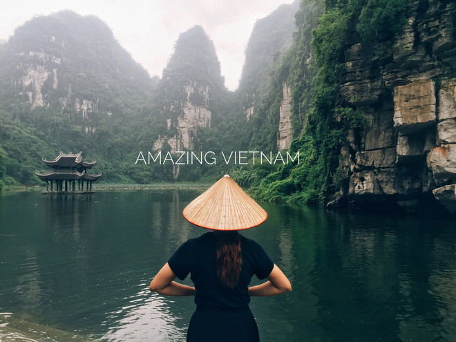 Đã có rất nhiều bạn trẻ đã thực hiện những kế hoạch quảng bá hình ảnh du lịch Việt Nam với bạn bè Quốc tế bằng những bộ ảnh hết sức đặc biệt như dép tổ ong hay thẻ học sinh đi muôn nơi. Nhưng việc nghĩ ra dùng chiếc nón lá là "phụ kiện đặc biệt" để check-in muôn nơi có lẽ chỉ có cô biên tập viên trẻ có tên Hồng Ngọc nghĩ ra và thực hiện.