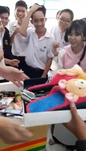 Cuối cùng, sau khi "đào bới" chán chê mê mỏi, món quà cuối cùng đầy bất ngờ được nhóm học sinh đặt dưới đáy thùng là 1 chiếc áo sơ mi màu hồng do tập thể lựa chọn mua tặng thầy nhằm kết thúc chuỗi hàng tạp hóa mừng sinh nhật.