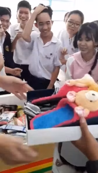 Cuối cùng, sau khi "đào bới" chán chê mê mỏi, món quà cuối cùng đầy bất ngờ được nhóm học sinh đặt dưới đáy thùng là 1 chiếc áo sơ mi màu hồng do tập thể lựa chọn mua tặng thầy nhằm kết thúc chuỗi hàng tạp hóa mừng sinh nhật.