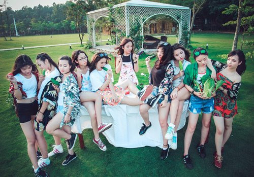 Trong những bức ảnh kỷ yếu của mình, các cô gái của trường Lương Thế Vinh đã diện đồ mát mẻ như đi du lịch, tạo dáng bên rau, củ, quả theo bất cứ kiểu nào mình muốn. Những khoảnh khắc được ghi lại đều rất tự nhiên, mang lại cho người xem cảm giác phóng khoáng và tươi mát.