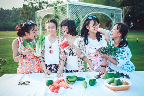 Những kiểu chụp ảnh kỷ yếu trên lớp học hay trong áo cử nhân đã trở nên lỗi thời và không được nhiều các bạn teen lựa chọn. Nhiều lớp còn táo bạo sử dụng bikini, váy dạ hội, hoặc quần sooc, áo phông, tạo dáng tự do cho những bức ảnh lưu lại kỷ niệm học trò của mình.