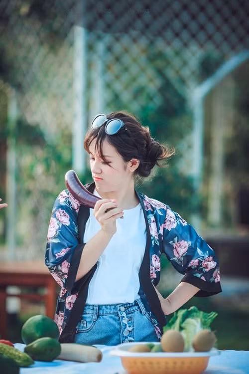 Từ trang phục cho đến các phụ kiện chụp ảnh đều được các bạn trẻ chuẩn bị và đầu tư một cách kỹ lưỡng để mang đến thành công cho bộ ảnh.