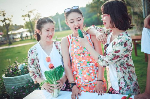 Những khoảnh khắc được ghi lại đều rất tự nhiên bởi các bạn đều tự do tạo dáng theo cách mình muốn.