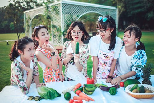 Mới đây, thêm một ý tưởng độc đáo nữa được các bạn teen trường THPT Lương Thế Vinh (Hà Nội) dùng để đưa vào bộ ảnh kỷ yếu ghi lại khoảnh khắc đáng nhớ của mình.