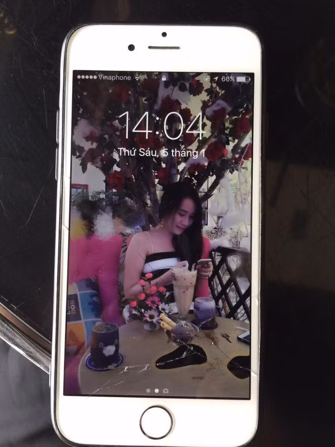 Là người sử dụng điện thoại, đặc biệt là điện thoại thông minh, chắc hẳn nhiều người không lạ với những thói quen để điện thoại trong túi chung với nhiều vật dụng to, nặng hoặc đặt dưới gối khi ngủ. Đây cũng là nguy cơ khiến cho màn hình và thân vỏ bị hư hại, nứt bởi sức ép.