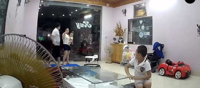 Chong dam, da lien tuc vao vo nhung hanh dong cau con trai moi “choang“