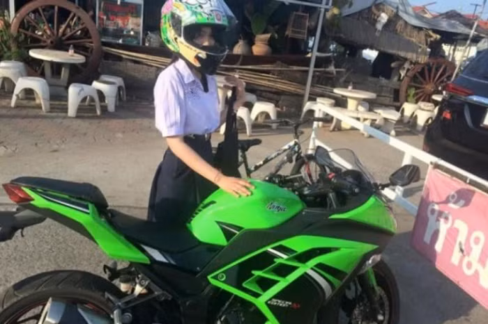 Điều khiến cánh mày râu thêm choáng váng về cô nữ sinh Thái Lan này đó là khuôn mặt sau lớp mũ bảo hiểm.