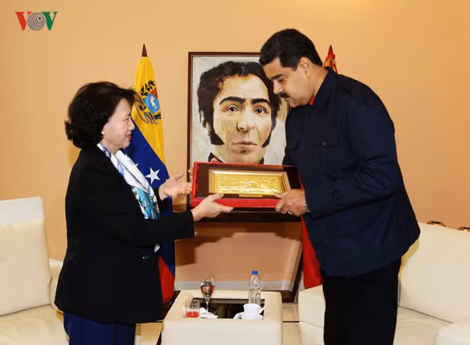 Chủ tịch Quốc hội Nguyễn Thị Kim Ngân tặng quà Tổng thống Maduro.