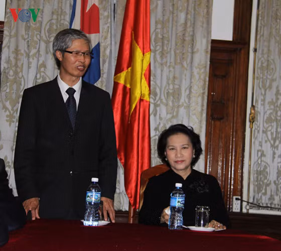 Chủ tịch Quốc hội đánh giá cao những nỗ lực của Đại sứ quán cũng như cộng đồng người Việt tại Cuba trong việc triển khai thực hiện đường lối, chính sách đối ngoại của Đảng và Nhà nước ta, góp phần tiếp tục phát triển mối quan hệ anh em truyền thống và hợp tác toàn diện giữa Việt Nam và Cuba.