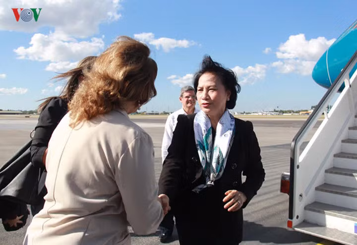 Đại diện Cuba đón Chủ tịch Quốc hội Nguyễn Thị Kim Ngân và đoàn Việt Nam tại sân bay.